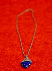 Schmuck auf rotem Untergrund