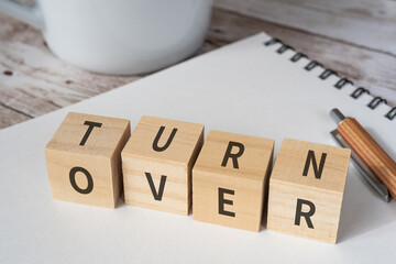 ターンオーバーのイメージ｜「TURN OVER」と書かれた積み木と筆記用具とコーヒーカップ