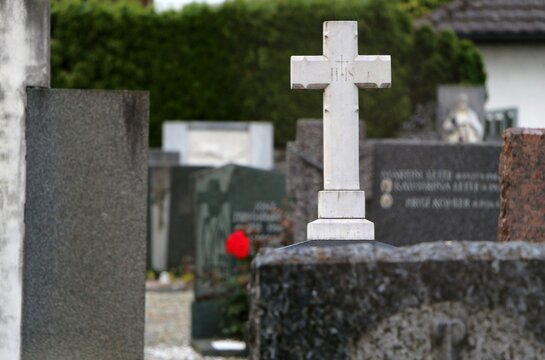 Ein steinernes Kreuz auf einem katholischen Friedhof in Österreich, Tod, Friedhof, Gedenkstätte, Christentum, Grabkreuz, Religion