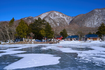 冬の群馬県赤城山 大沼の氷上から東側方面(黒檜山,赤城神社など)を見る