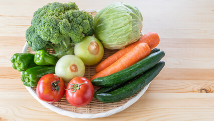 野菜の盛合せ(ピーマン・キャベツ・ニンジン・玉ネギ・トマト・ブロッコリー・キュウリ)