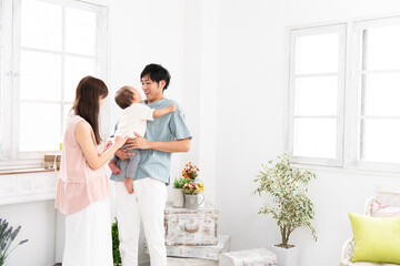 赤ちゃんをあやす両親