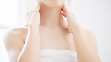 セルフマッサージをする女性　ビューティーイメージ