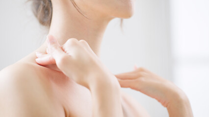 セルフマッサージをする女性　ビューティーイメージ