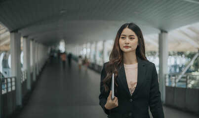 Obraz premium Asian young beautiful businesswoman walking outdoor.