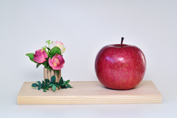リンゴとバラの花