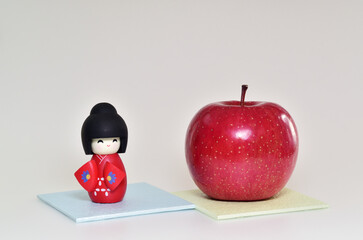 リンゴと人形
