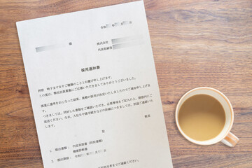 会社から届いた採用通知書（コーヒーカップ）