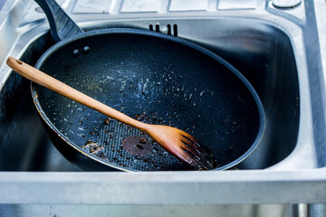 The pans and pans used are then empty in the sink.