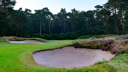 Golf course met ondergaande zon herfst schemering golfcourse