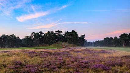 Golf course met ondergaande zon herfst schemering golfcourse