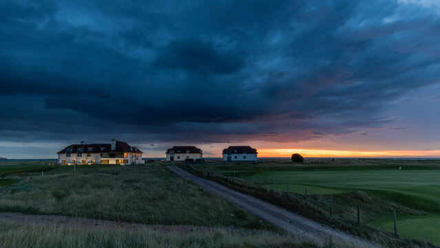 Golf course met ondergaande zon herfst schemering golfcourse