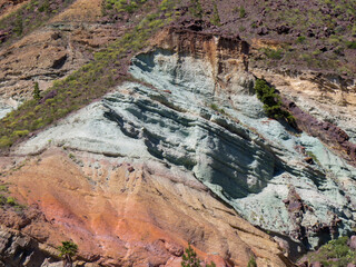 Monumento Natural de "Los Azulejos de Veneguera", formación geológica de origen volcánico formada por minerales teñidos de diferentes colores conocidos como ignimbritas. Isla de Gran Canaria, España.