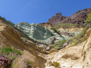 Monumento Natural de "Los Azulejos de Veneguera", formación geológica de origen volcánico formada por minerales teñidos de diferentes colores conocidos como ignimbritas. Isla de Gran Canaria, España.