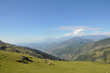 Fototapeta na wymiar View of beautiful mountains of Parashar valley, Himachal Pradesh 