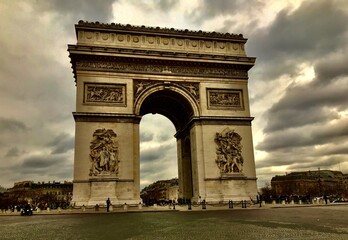 Arc de Triomphe de l’Étoile / Triumphbogen in Paris (Frankreich) - obrazy, fototapety, plakaty