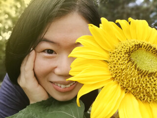 Naklejka premium Beauty joyful woman with sunflower