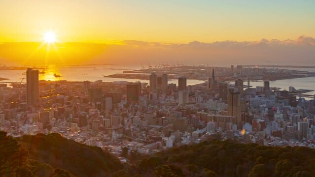 神戸の日の出の風景、右前方がポートアイランド・左前方が六甲アイランド　神戸市中央区市章山にて