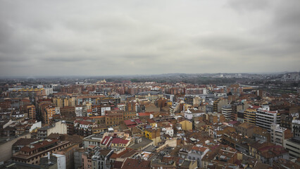Fototapeta na wymiar La ciudad de Lleida vista desde la Seu Vella