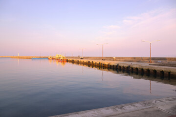 Obraz premium 春の瀬戸内海の海岸 夕方の防波堤