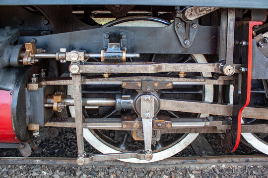 Roues et embiellage sur locomotive &agrave; vapeur	