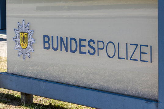 Auf einer Tafel steht Bundespolizei, Deutschland, 13.03.2022, Forst, 