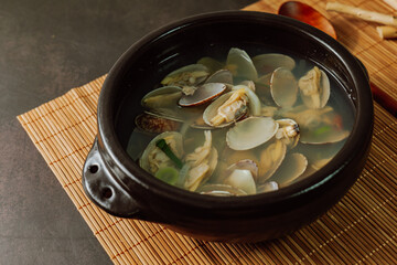 bajirakjogaetguk, a soybean soup featuring cleaned baby clams and radish. Bean curd, chili pepper, and other ingredients may be added according to one’s preference. Using a seafood stock produces a ri
