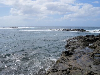 Paisaje costero de la localidad de El Puertillo, Isla de Gran Canaria, España. Paisaje agreste modelado por las olas sobre las rocas volcánicas.