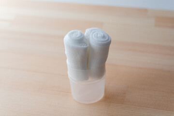 透明ケースに入った包帯
