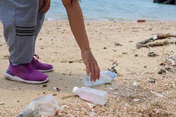 Collect plastic bottles at the beach for cleanliness