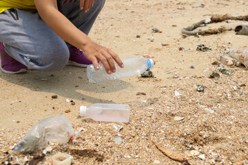Collect plastic bottles at the beach for cleanliness