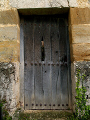 Vieja puerta de madera pirenaica