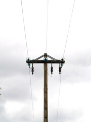 Poste eléctrico con cables de alta tensión