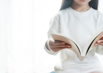 本を読む少女