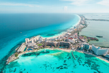 Luftpanoramablick auf den Strand und die Stadthotelzone von Cancun in Mexiko. Karibische Küstenlandschaft des mexikanischen Resorts mit Strand Playa Caracol und Kukulcan Road. Riviera Maya in der Region Quintana Roo auf