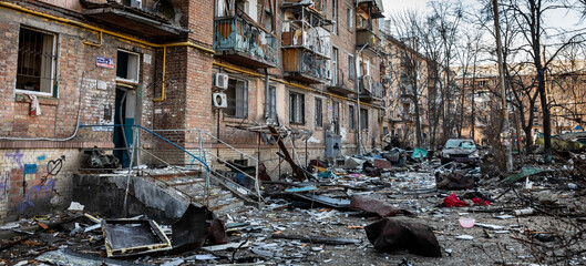 Bâtiments résidentiels endommagés à la suite des bombardements à Kyiv