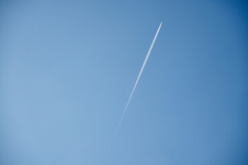samolot, odrzutowiec, na tle niebieskiego nieba, smuga kondensacyjna - obrazy, fototapety, plakaty
