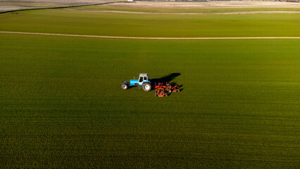 Traktor koszący trawę, zdjęcie lotnicze - obrazy, fototapety, plakaty
