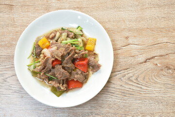 fried slice beef meat tendon with onion and bell pepper in oyster sauce on plate