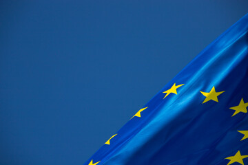 drapeau européen dans le vent avec un beau ciel bleu en arrière plan. Emplacement pour placer du texte