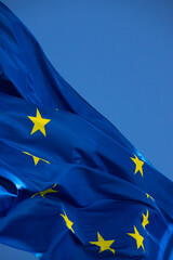 drapeau européen dans le vent avec un beau ciel bleu en arrière plan. Emplacement prévu pour placer du texte