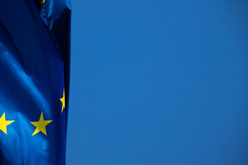 drapeau européen dans le vent avec un beau ciel bleu en arrière plan. Emplacement pour placer du...