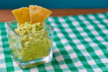 メキシコ料理のワカモーレ　トトポスを添えて　コピースペースあり　Mexican guacamole served with totopos, copy space available