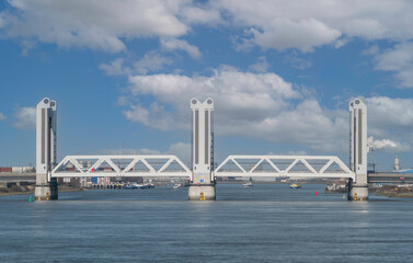Obraz premium the botlekbrug a bridge in holland with a lot of problems from the opening