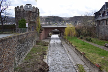 Fototapeta na wymiar Fluss Wisper im Unterlauf mit Stadtmauern