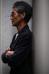 シニア男性　ポートレート　腕組み