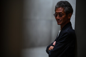シニア男性　ポートレート　腕組み
