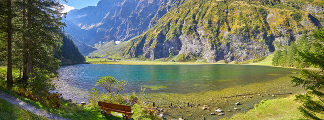 Schönes Bergpanorama im Nationalpark Hohe Tauern, am Hintersee im Felbertal. Österreich.