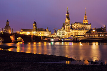 Fototapeta na wymiar Dresden architecture across Elbe River