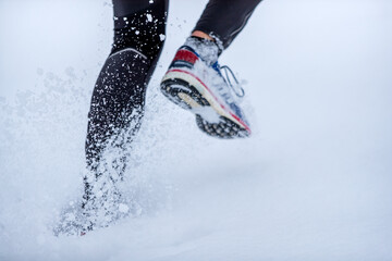 Jogger läuft im Winter durch den Schnee